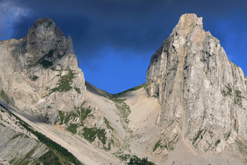 Col des Aiguilles (alt 2003 m) et Aiguilles de la Jarjatte