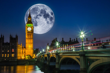 Naklejka premium Big Ben and the Houses of Parliament with full moon