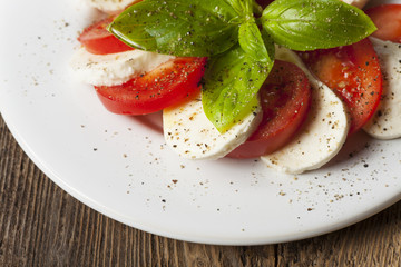 italienischer Insalada Caprese auf einem Teller