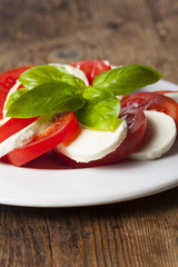 italienischer Insalada Caprese auf einem Teller