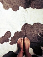 A piedi nudi su un tappeto di mucca