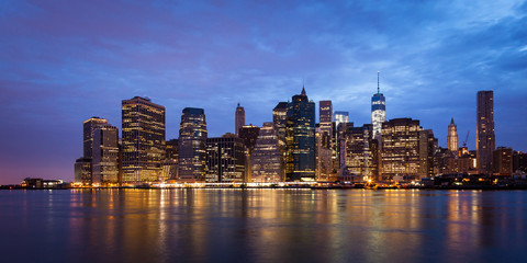 Fototapeta na wymiar New York - Panoramic view of Manhattan Skyline by night