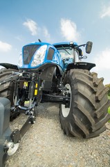 Lanfdtechnik - Traktor mit Frontgewicht, Froschperspektive