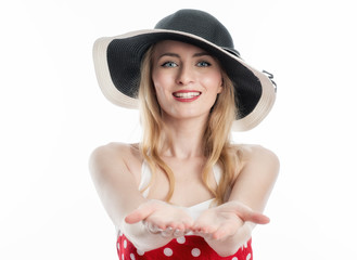 Pinup Girl hält ihre Hände auf