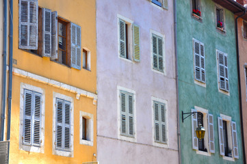 Fototapeta na wymiar Annecy, Francia, viviendas, ventanas, casas típicas