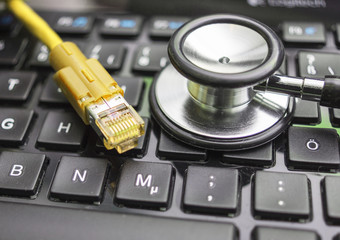 Laptop-Tastatur und Netzwerkkabel 07695