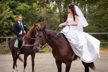 wedding couple on horses