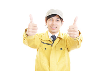 ガッツポーズの笑顔の男性