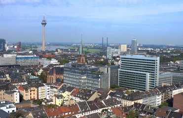 Obraz premium Luftbild Panorama von Düsseldorf mit Rheinturm
