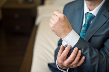 Zastegivaniye of a shirt 965.