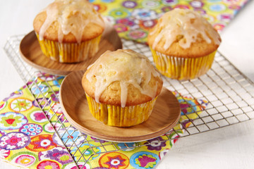 drei zitronenmuffins und bunte servietten