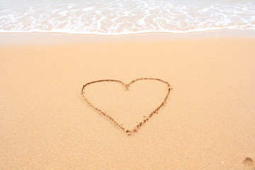 Obraz na płótnie Canvas Heart on the sand
