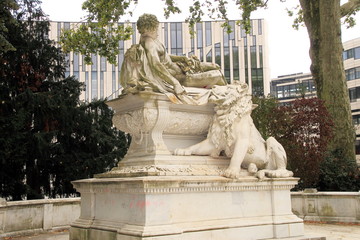 Kriegerdenkmal im Hofgarten vor Kö-Bogen Neubau