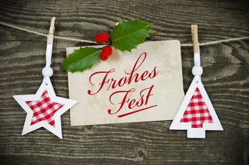 Anhänger auf Holzwand mit Karte und Ilex