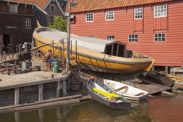 Fototapeta na wymiar old shipyard in the village of Spakenburg