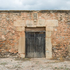 Fototapeta na wymiar Puerta antigua Iglesia de San Miguél. Moya. Cuenca. España