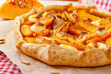 Galette with leeks, pumpkin and feta