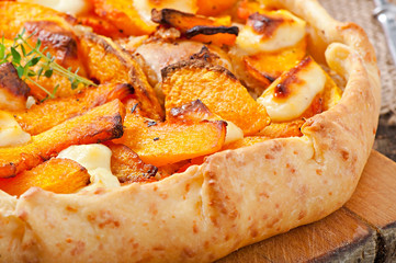 Galette with leeks, pumpkin and feta