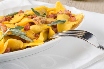 Casoncelli alla bergamasca conditi nel piatto