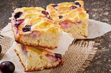 pie with grapes and vanilla