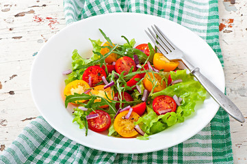 Tomato salad with lettuce, arugala and onions