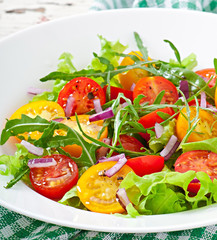 Tomato salad with lettuce, arugala and onions