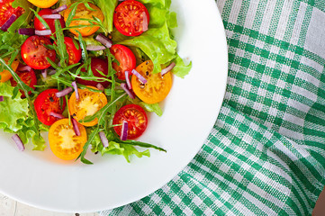 Tomato salad with lettuce, arugala and onions