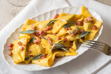 Casoncelli alla bergamasca conditi nel piatto