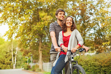 Obraz premium people in love - riding together on the same bicycle