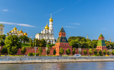 Fototapeta na wymiar View of Moscow Kremlin over the river