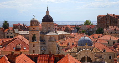 Obraz premium Dubrovnik avec ses toits, ses remparts et sa forteresse