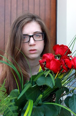 ragazza con rose rosse