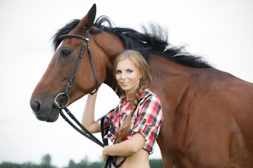 Obraz premium Beautiful smiling woman with horse chestnut