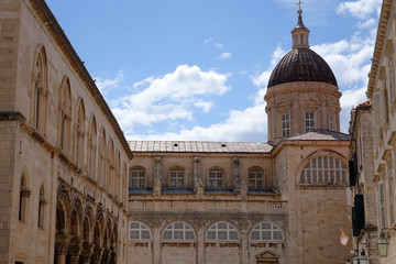 Dubrovnik avec ses toits, ses remparts et sa forteresse