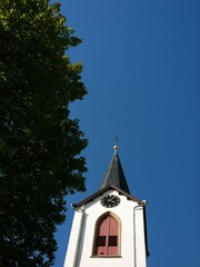 Blauer Himmel über der evangelisch-reformierten Kirche im Sommer bei Sonnenschein in Leopoldshöhe...