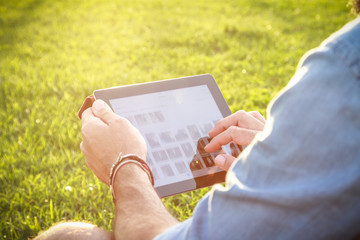 Digital Tablet al parco
