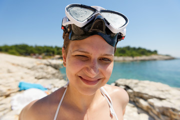 Scuba diver woman can't see because of sun