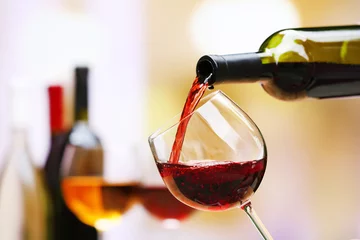 Foto auf Acrylglas Wein Rotwein in Weinglas gießen, Nahaufnahme