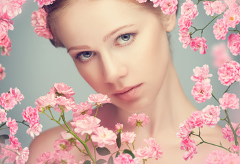 Obraz na płótnie Canvas Beauty face of young beautiful woman with pink flowers