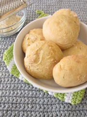 Selbst gebackene Käsebrötchen