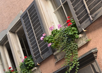 Fototapeta na wymiar façade d'immeuble fleurie