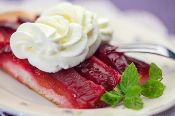Ein Stück Pflaumenkuchen