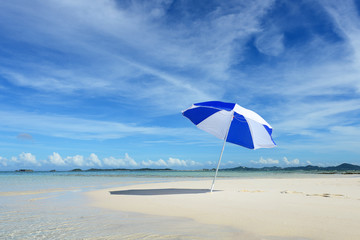 美しい沖縄のビーチと夏空