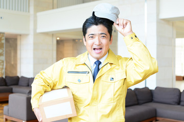 荷物を運ぶ笑顔の男性