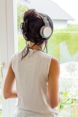 Frau hört Musik