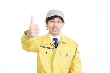 ガッツポーズの笑顔の男性