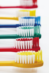 Nahaufnahme von Zahnbürsten auf weißem Hintergrund