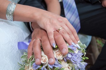 Obraz na płótnie Canvas Руки жениха и невесты
