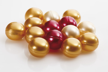 Badeperlen auf weißem Hintergrund