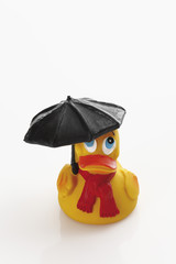 Gummi-Ente Halte Regenschirm auf weißem Hintergrund